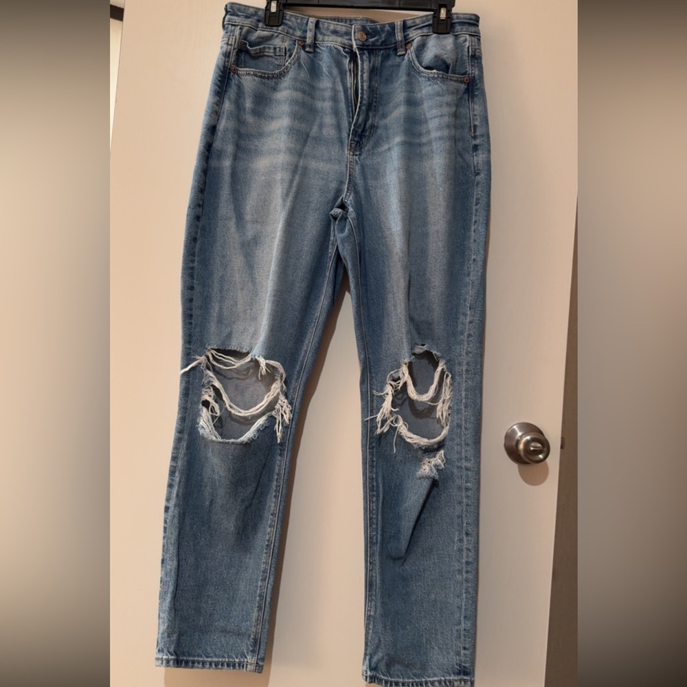 American Eagle Outfitters Light Blue Distressed Boyfriend Jeans